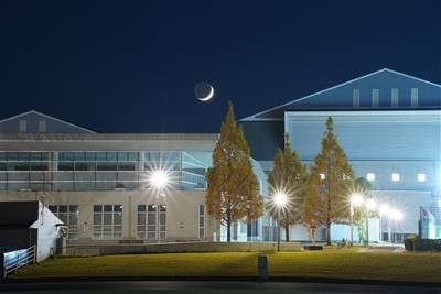図書館と体育館と三日月
