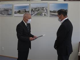今吉会長から西村町長への答申書提出