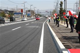 4車線化の道路と沿道の様子