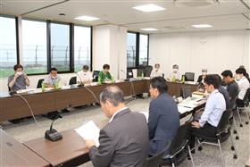 写真（審議会の様子）