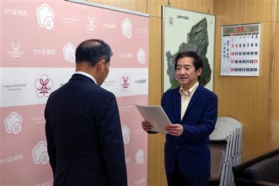 西村町長に答申する井田会長