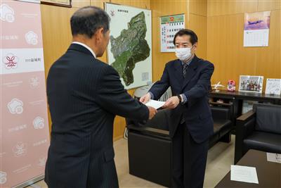 西村町長へ答申を提出する井田会長